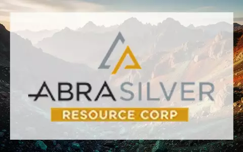 Eine abgelegene, raue Berglandschaft in der Abendsonne, die geologische Schichten und mineralreiche Erde hervorhebt. - Foto: über boerse-global.de