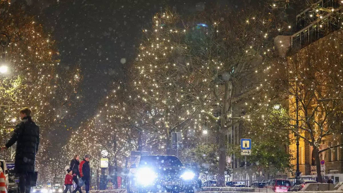 In Sven Regeners neuem Roman «Frankie und Freddie» glitzert es am Ku'damm nur so wegen der Weihnachtsbeleuchtung. (Archivfoto)  - Bild: Gerald Matzka/dpa