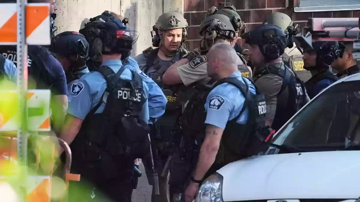 Die Polizei ist in Minneapolis mit einem Großaufgebot vor Ort. - Bild: Ellen Schmidt/AP/dpa