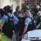 Die Polizei ist in Minneapolis mit einem Großaufgebot vor Ort. - Bild: Ellen Schmidt/AP/dpa