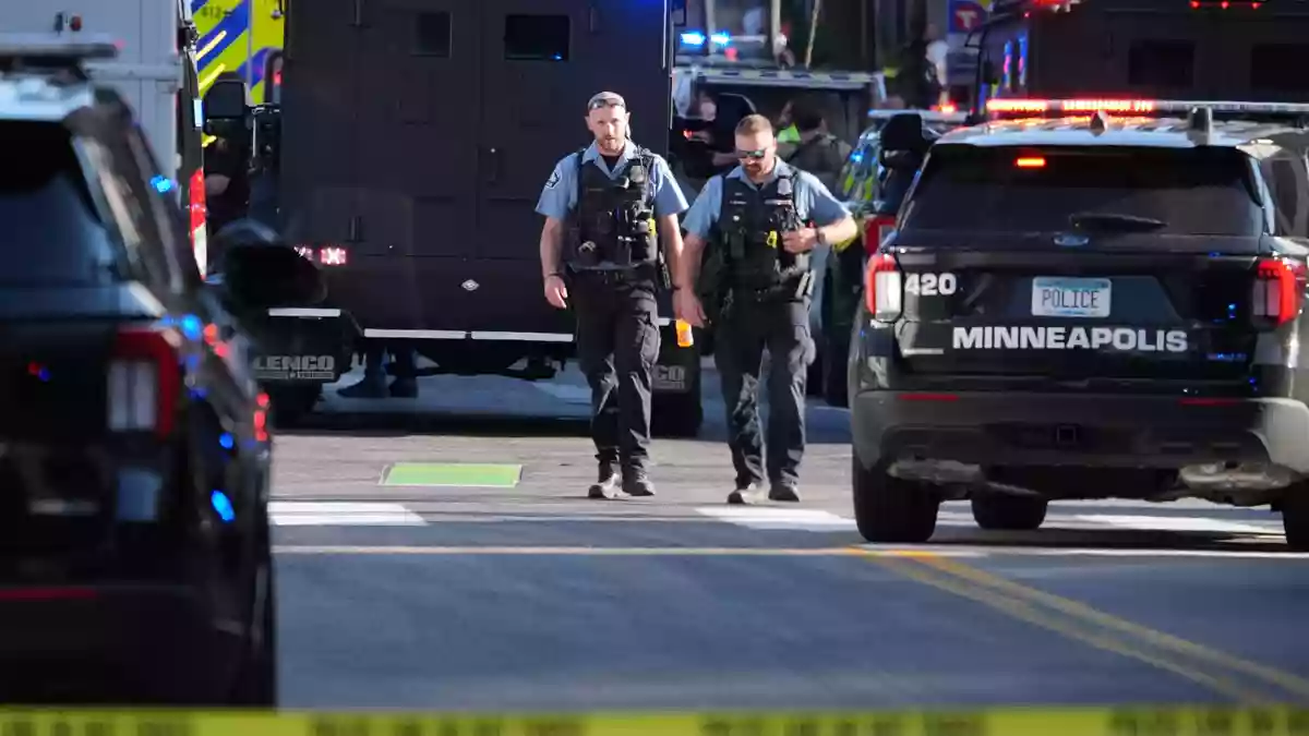 Auch drei Beamte werden in Minneapolis verletzt. - Bild: Ellen Schmidt/AP/dpa