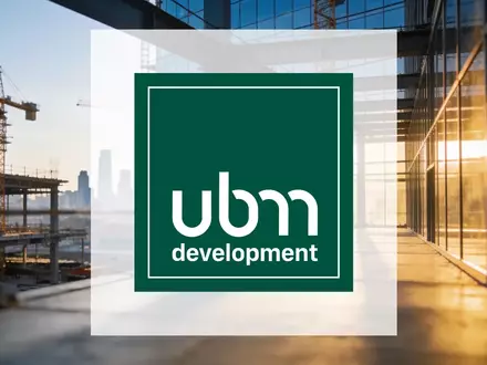 Ein modernes Bürogebäude im Bau während der goldenen Stunde als Symbol für Immobilienentwicklung und wirtschaftliche Wende. - Foto: über boerse-global.de