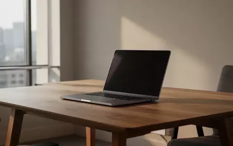 Ein minimalistischer, moderner Arbeitsplatz mit einem geschlossenen Laptop auf einem Schreibtisch aus Eichenholz. - Foto: über boerse-global.de