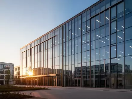 Ein modernes Bürogebäude in einem deutschen Gewerbepark bei Sonnenuntergang. - Foto: über boerse-global.de