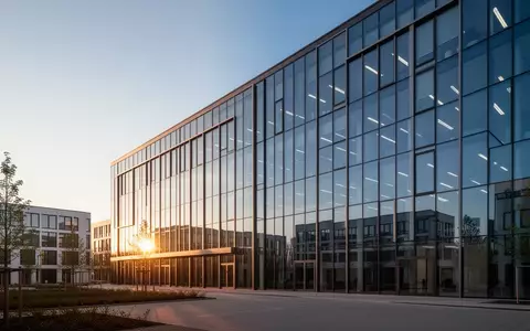 Ein modernes Bürogebäude in einem deutschen Gewerbepark bei Sonnenuntergang. - Foto: über boerse-global.de