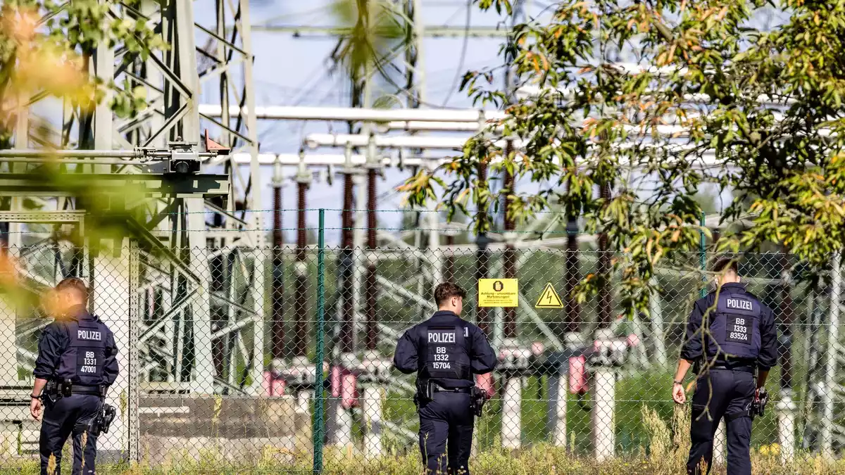 Unbekannte positionierten in Brandenburg mehr als ein Dutzend Geschosse unter Stromleitungen. - Bild: Frank Hammerschmidt/dpa