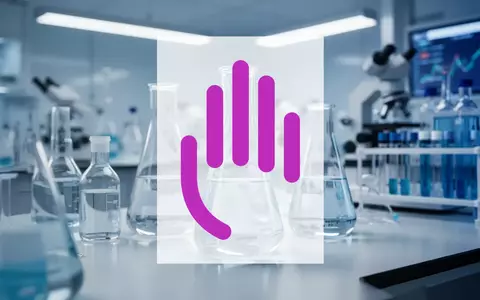 Modernes pharmazeutisches Labor mit wissenschaftlichen Geräten in einer professionellen, atmosphärischen Darstellung. - Foto: über boerse-global.de