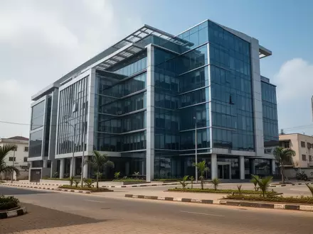 Modernes Bürogebäude in Lagos bei Tageslicht, das Stabilität und Professionalität vermittelt. - Foto: über boerse-global.de