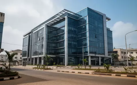 Modernes Bürogebäude in Lagos bei Tageslicht, das Stabilität und Professionalität vermittelt. - Foto: über boerse-global.de