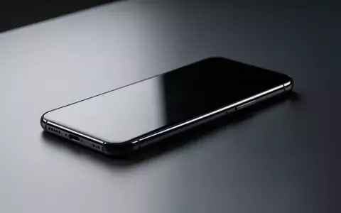 Ein minimalistisches, hochwertiges Smartphone in dunkler Metalloptik auf einer matten, grauen Oberfläche. - Foto: über boerse-global.de