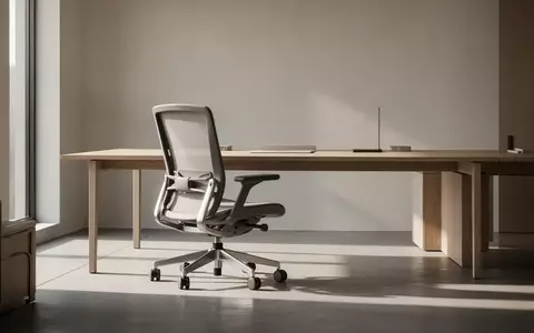 Ein leerer, minimalistischer Arbeitsplatz mit einem Bürostuhl an einem Schreibtisch in hellem, natürlichem Licht. - Foto: über boerse-global.de