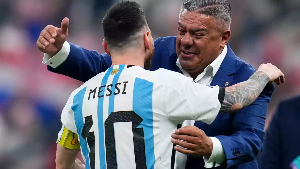 Verbandsboss Claudio Tapia kündigt eine Ehrung für Lionel Messi an. (Archivbild) - Bild: Natacha Pisarenko/AP/dpa