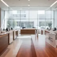 Modernes Bankinterieur in minimalistischem Stil mit natürlichem Lichteinfall und leeren Schaltern. - Foto: über boerse-global.de