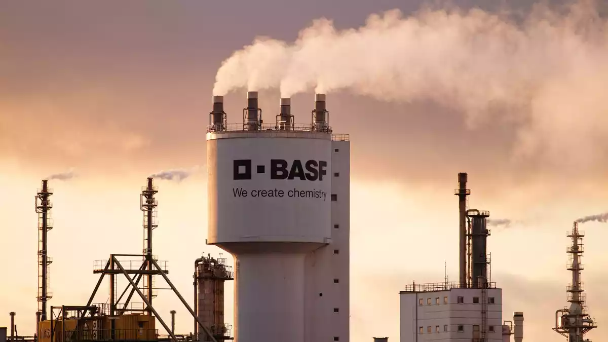 Die BASF betreibt in Ludwigshafen ein großes Chemie-Werk. (Foto:Archiv) - Bild: Uwe Anspach/dpa