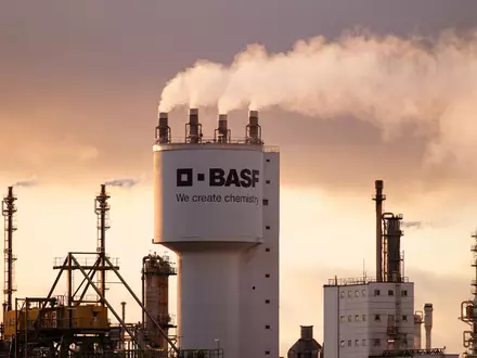 Die BASF betreibt in Ludwigshafen ein großes Chemie-Werk. (Foto:Archiv) - Foto: Uwe Anspach/dpa