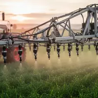 Modernes Pflanzenschutz-Spritzgestänge über einem Feld zur Veranschaulichung moderner Düsentechnik. - Foto: über boerse-global.de