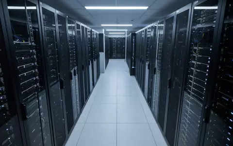 Ein moderner Serverraum mit ordentlich aufgereihten Server-Racks in einer kühlen, technischen Umgebung. - Foto: über boerse-global.de