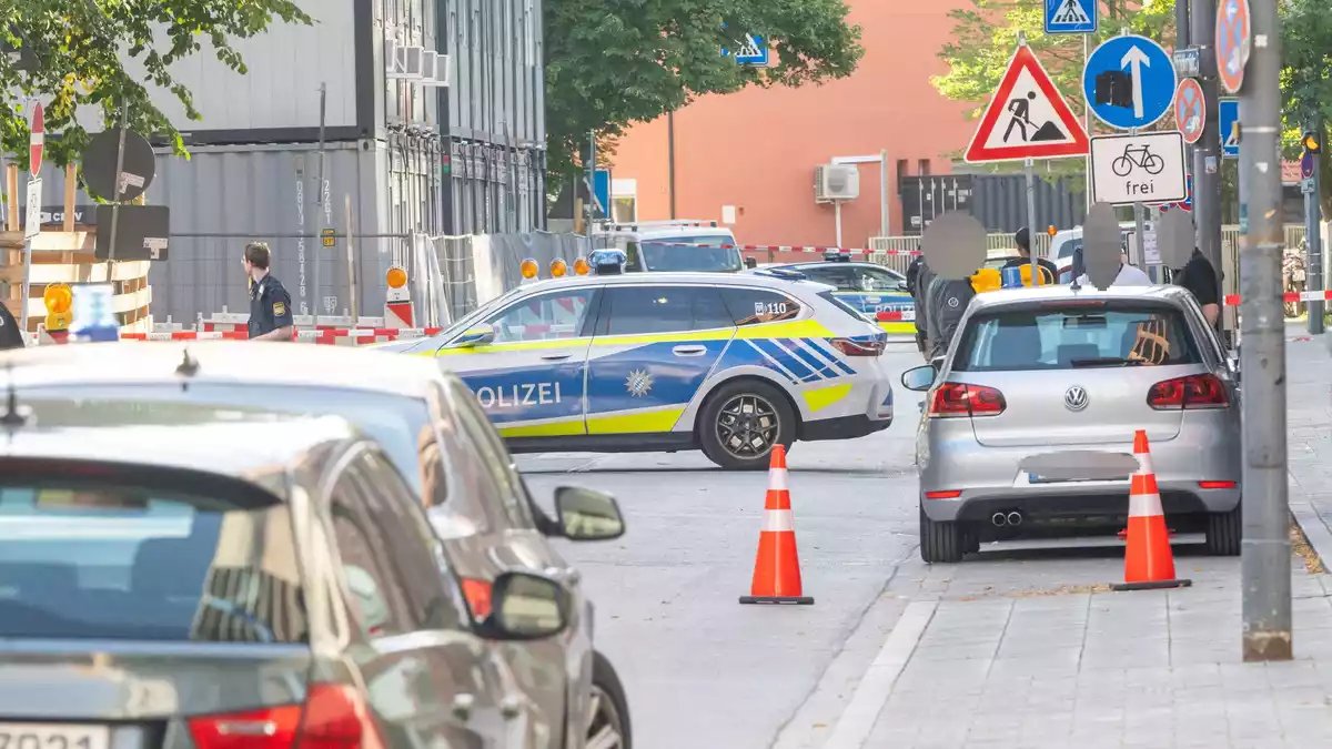 Nach einer Brandattacke auf eine Baustelle sind zwei Verdächtige gefasst worden.   - Bild: Peter Kneffel/dpa