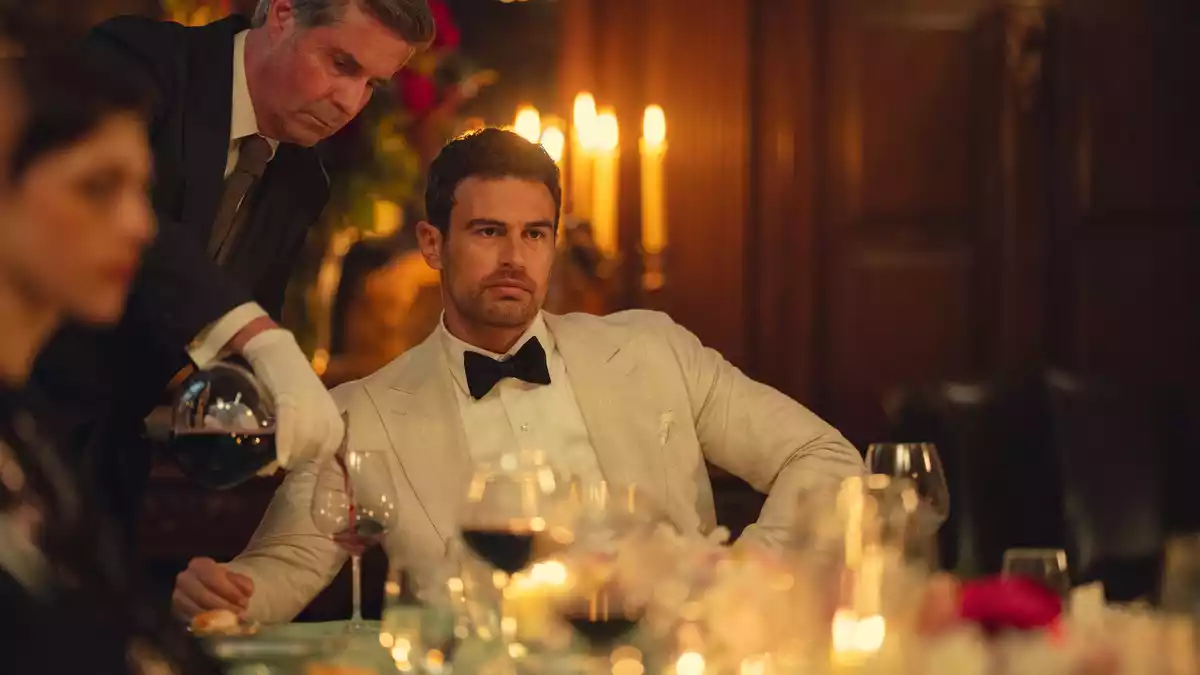 Theo James als Eddie Horniman in einer Szene der Serie «The Gentlemen». (Handout)  - Bild: Christopher Raphael/Netflix/dpa