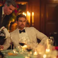 Theo James als Eddie Horniman in einer Szene der Serie «The Gentlemen». (Handout)  - Foto: Christopher Raphael/Netflix/dpa