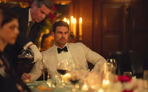 Theo James als Eddie Horniman in einer Szene der Serie «The Gentlemen». (Handout) - Foto: Christopher Raphael/Netflix/dpa
