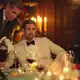 Theo James als Eddie Horniman in einer Szene der Serie «The Gentlemen». (Handout)  - Bild: Christopher Raphael/Netflix/dpa