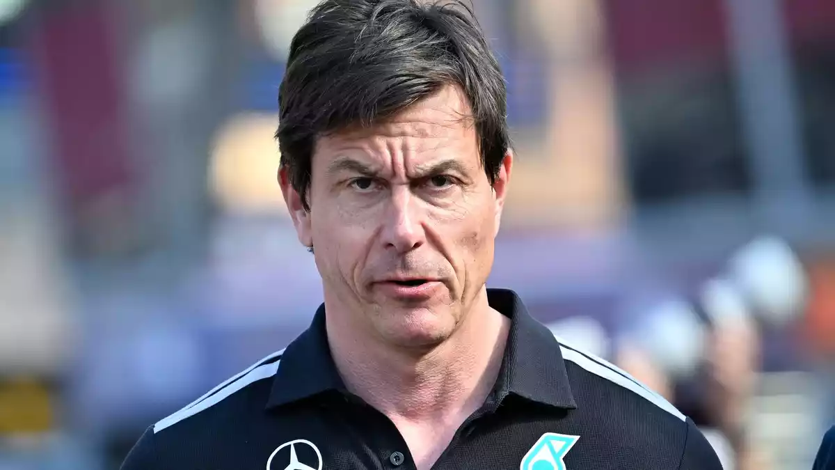 Teamchef Toto Wolff sieht Mercedes im Entwicklungsrennen im Rückstand. (Archivbild) - Bild: Philippe Magoni/AP/dpa