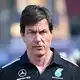 Teamchef Toto Wolff sieht Mercedes im Entwicklungsrennen im Rückstand. (Archivbild) - Bild: Philippe Magoni/AP/dpa