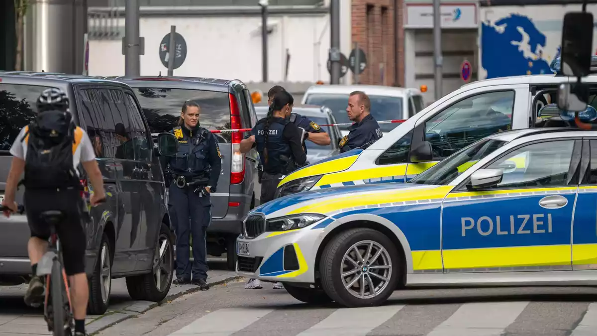 Noch sind viele Fragen zur Brandattacke auf eine Baustelle in München offen.  - Bild: Peter Kneffel/dpa