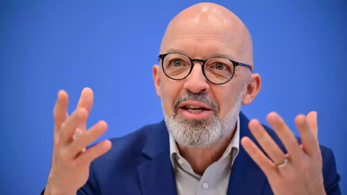 Ifo-Chefkonjunkturforscher Timo Wollmershäuser und seine Kollegen haben ihre Wachstumsprognose für die deutsche Wirtschaft überraschend stark erhöht. (Archiv) - Bild: Sebastian Christoph Gollnow/dpa