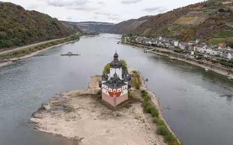 Seit Mitte August wurden am Pegel Kaub steigende Wasserstände verzeichnet, seit einigen Tagen geht es wieder runter. - Foto: Boris Roessler/dpa