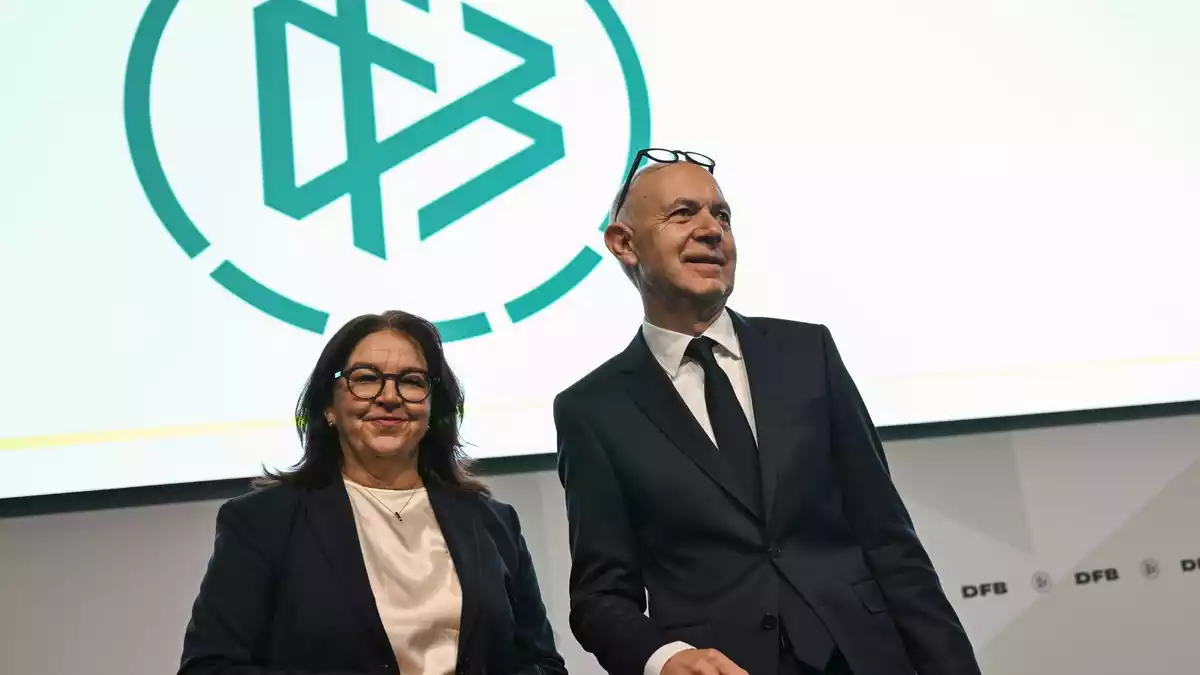 DFB-Boss Bernd Neuendorf und Vize Heike Ullrich: Die Frauen-Bundesliga geht eigene Wege. (Archivbild) - Bild: Arne Dedert/dpa