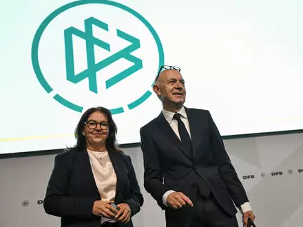 DFB-Boss Bernd Neuendorf und Vize Heike Ullrich: Die Frauen-Bundesliga geht eigene Wege. (Archivbild) - Foto: Arne Dedert/dpa
