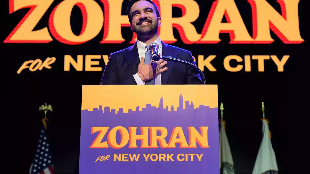 New Yorks linker Bürgermeister Zohran Mamdani, der seit Anfang 2026 die bevölkerungsreichste US-Stadt regiert, sucht einen neuen Umgang mit KI an Schulen. (Archivbild) - Bild: Yuki Iwamura/AP/dpa