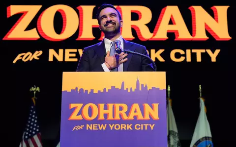 New Yorks linker Bürgermeister Zohran Mamdani, der seit Anfang 2026 die bevölkerungsreichste US-Stadt regiert, sucht einen neuen Umgang mit KI an Schulen. (Archivbild) - Foto: Yuki Iwamura/AP/dpa