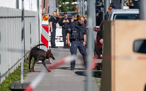 Ein Spürhund war im Einsatz. - Foto: Peter Kneffel/dpa