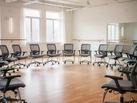 Leeres Tanzstudio mit Stühlen für Seniorentanzkurse in einem hellen, modern ausgestatteten Raum. - Foto: über boerse-global.de