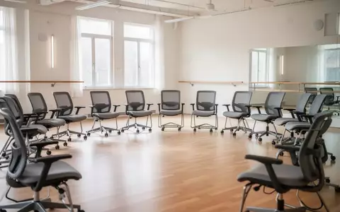 Leeres Tanzstudio mit Stühlen für Seniorentanzkurse in einem hellen, modern ausgestatteten Raum. - Foto: über boerse-global.de