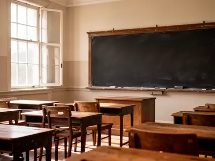 Ein leerer Klassenraum mit leeren Schulbänken und einer unbeschriebenen Tafel in einer Schule. - Foto: über boerse-global.de
