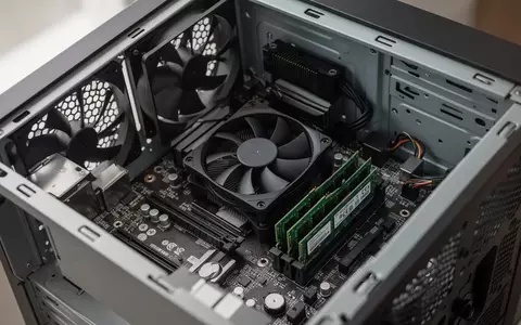 Nahaufnahme eines Computer-Mainboards mit Arbeitsspeicher in einem PC-Gehäuse. - Foto: über boerse-global.de