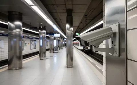 Moderne, leere U-Bahn-Station in Frankfurt mit einer montierten Sicherheitskamera an der Wand. - Foto: über boerse-global.de