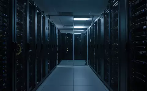 Moderne Serverräume mit dunklen Serverschränken in einer technologisch geprägten, professionellen Umgebung. - Foto: über boerse-global.de