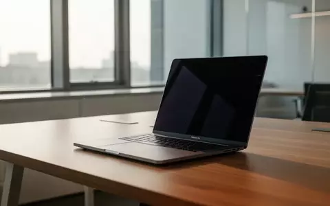 Moderner, minimalistischer Arbeitsplatz in einem Büro mit einem Laptop auf einem Holztisch bei natürlichem Tageslicht. - Foto: über boerse-global.de