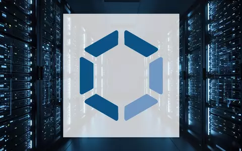 Abstrakte Darstellung einer modernen Serverfarm mit blau beleuchteten Rechenzentrums-Racks in einer professionellen Umgebung. - Foto: über boerse-global.de