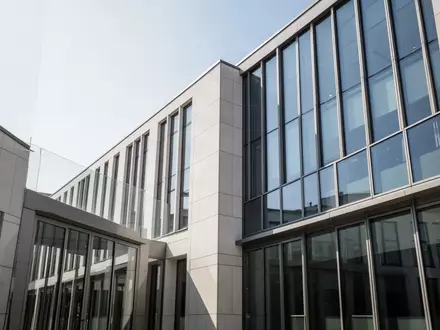 Moderne architektonische Fassade eines Regierungsgebäudes in Berlin bei hellem Tageslicht. - Foto: über boerse-global.de