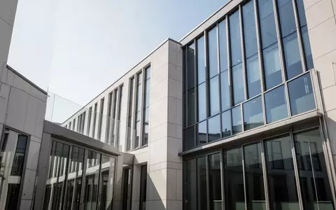 Moderne architektonische Fassade eines Regierungsgebäudes in Berlin bei hellem Tageslicht. - Foto: über boerse-global.de