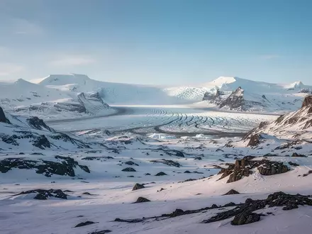 Eine weite, unberührte arktische Gletscherlandschaft unter klarem blauem Himmel. - Foto: über boerse-global.de