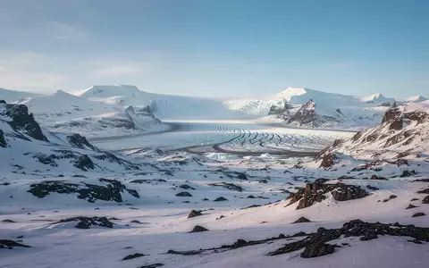 Eine weite, unberührte arktische Gletscherlandschaft unter klarem blauem Himmel. - Foto: über boerse-global.de