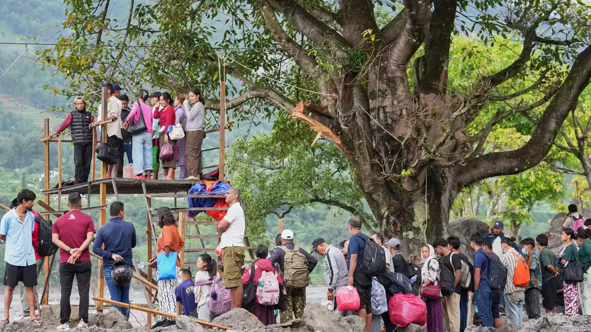 Menschen im Katastrophengebiet in Nepal warten darauf, in eine provisorische Seilbahn besteigen zu können.  - Bild: Rajesh Kumar Singh/AP/dpa