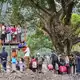 Menschen im Katastrophengebiet in Nepal warten darauf, in eine provisorische Seilbahn besteigen zu können.  - Bild: Rajesh Kumar Singh/AP/dpa